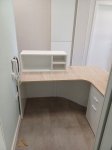 mostrafor-con-curva-lacado-blanco-con tapa-de madera 4